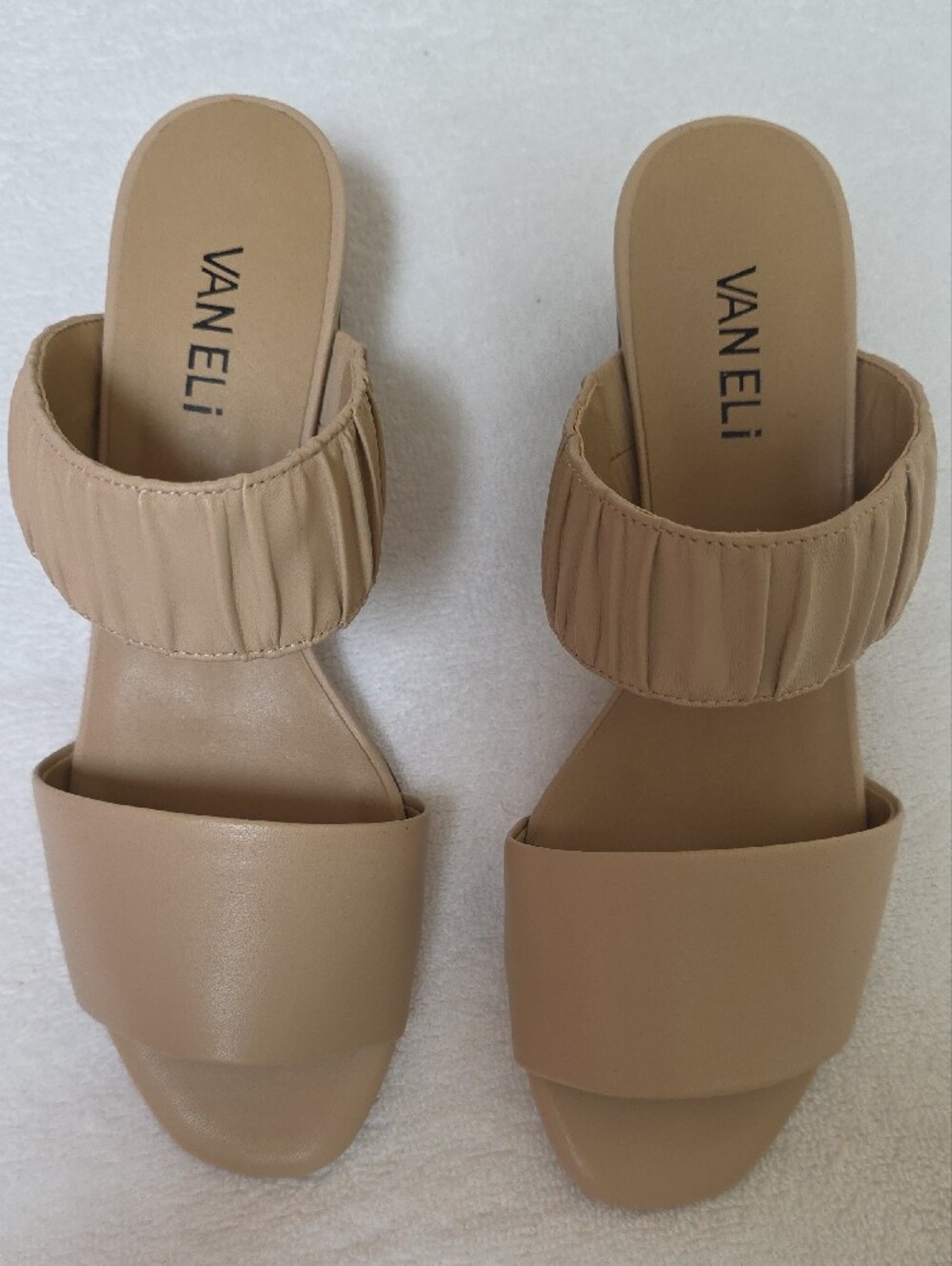 NWT Vaneli Women’s Neutral Tan Slide Sandals. Leather Straps 7.5